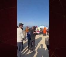Gazeteci Salih el Caferavi ateşkes sonrası mutluluğu kameralara böyle yansımıştı