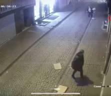 Hız yapan motosikletliyi durdurmaya çalıştı, yaşlı adamı böyle darp etti