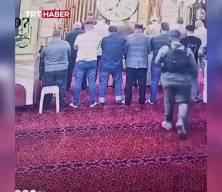İsrail polisinden alçak hareket: Camiye postallarla girdiler!