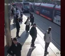  Kayseri’de kulaklıklı genç kız tramvaydan son anda kurtarıldı