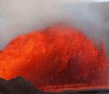 Kilauea Yanardağı 35. kez patladı: 400 metreye kadar lav püskürdü