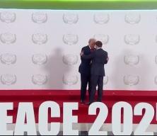 Trump ile Macron arasında yaşanan 26 saniyelik tokalaşmanın sırrı ortaya çıktı