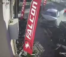 Osmaniye'de kontrolden çıkan otomobiller park halindeki motorlara çarptı