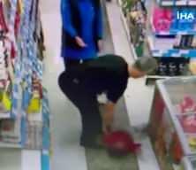 Sözde baba markette çocuğunu tekme tokat dövdü...