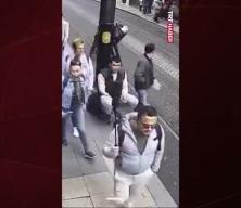 Tramvay yoluna çıkan çocuğu son anda kurtardı, ardından tepki gösterdi