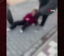 Akran zorbalığı yürekleri acıttı! Genç kızı dakikalarca dövdüler