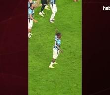 Fırtına seriye bağladı! Evinde yıldızlarıyla güldü