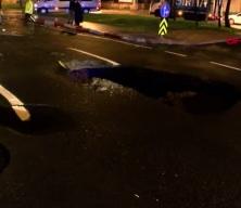 İstanbul’da sağanak etkili oldu: Vatan Caddesi’nde göçük, taksi takla attı