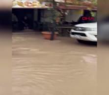 Foça 1 saat süren yağmurun ardından sular altında kaldı