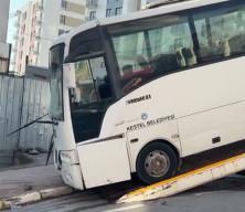 Kocaeli’de polisleri taşıyan midibüs duvara çarptı: 3’ü polis 7 yaralı