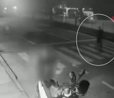 Motosiklet dehşeti! Yaya geçidinden geçen adama çarptı
