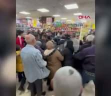 Müşteriler markette birbirini ezdi! 