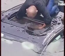 Nehre atladı, camı kırıp hayat kurtardı! Çinli eski askerin kahramanlığı kamerada