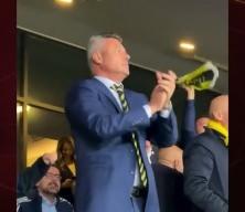 Sadettin Saran'ın güldüren gol sevinci! Küçük çocuğu resmen savurdu...