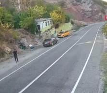 Tunceli'de faciadan dönüldü: Dağdan yuvarlanan kaya parçası ev ve araçları teğet geçti