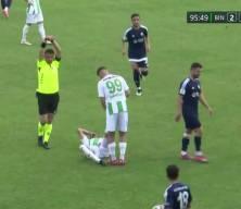 İlginç olay! Futbolcu rakip takımın sağlık görevlisine saldırdı!