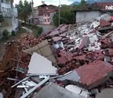 Balıkesir'de yaşanan deprem sonrası okullar 1 gün tatil edildi!
