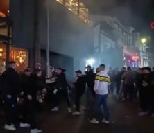 Beşiktaş ve Fenerbahçe taraftarları mahalleyi savaş alanına çevirdi