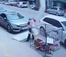 Bursa’da saniyelik kurtuluş: Üzerine çatı uçtu
