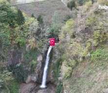 Dağcılar Cumhuriyet Bayramı dolayısıyla şelaleye Türk Bayrağı astılar