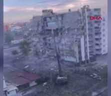 Diyarbakır’da ağır hasarlı 8 katlı bina, yıkım sırasında çöktü 