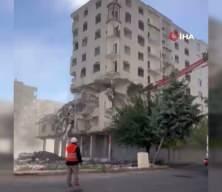 Diyarbakır'da ağır hasarlı bina tek dokunuşta yerle bir oldu