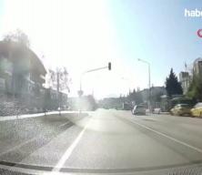 Dolmuş şoförü yolcuların canını hiçe sayarak kırmızı ışıkta geçti