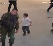 İsrail askeri Filistinli çocuğun bisikletini çöpe attı!