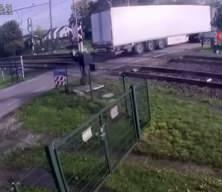 Hollanda'da feci kaza! Yolcu treni hemzemin geçitte kalan tırı biçti