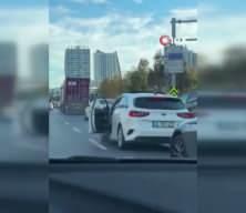 İstanbul'da öfkeli araç sürücüsü tırı yumrukladı... O anlar kamerada