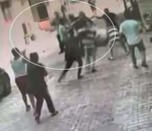 Kaldırım taşıyla sldırdı! Korku dolu anlar kamerada