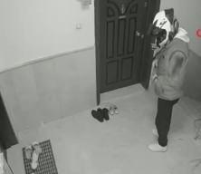 Kapı önündeki ayakkabıyı çalan kurye kameraya yansıdı