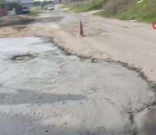 Köstebek yuvasına dönen yolu kendi imkanlarıyla onararak beton attılar