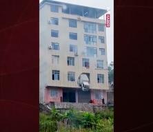 Çin'de ilginç kaza: Kamyon ikinci katta asılı kaldı