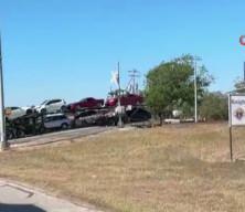 ABD'de tren, hemzemin geçitte mahsur kalan araç yüklü tıra çarptı