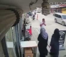 Arabanın altında kalmaktan son anda kurtuldu