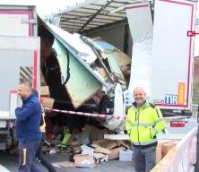  Arnavutköy'de kamyon TIR'a çarptı: 1 ölü 1 yaralı
