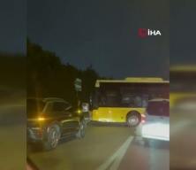 Ataşehir'de dönüş yapmak isteyen otobüs yolda sıkıştı