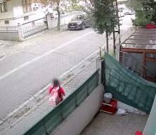 Avcılar'da servis bekleyen çocuğu takip etti; annesi gelince kaçtı