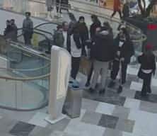 AVM'de Senegalli milli yıldıza silah çekip şemsiye fırlattılar