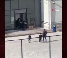 İlkokulda başıboş köpek paniği: O anlar kamerada 