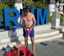 Bodrum'da susuzluğu protesto etmek amacıyla Belediye Meydanında duş aldı