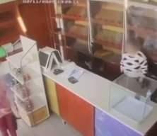 Ekmek fırınına son sürat daldı! Feci kaza böyle görüntülendi