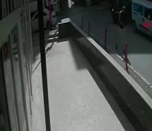 Sokakta bıçakla gezen katilin elindeki kanı çimlere sildiği an ortaya çıktı