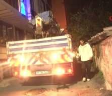 Eyüpsultan'da sokağa dalan vinç dehşet saçtı: Mahalleli sokağa döküldü