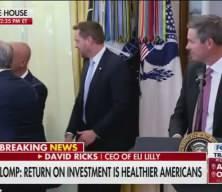 Trump'ın toplantısında korku dolu anlar! Fenalık geçiren kişiye ilk müdahaleyi Dr. Öz yaptı