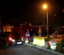 Kağıthane’de ters yöne giren araç sürücüsü bariyerlerde asılı kaldı