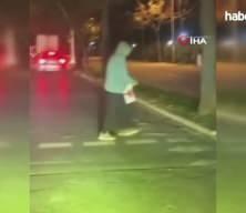 Kaldırımda bir vatandaşa elektrikli scooter çarptı