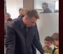 Kerem Aktürkoğlu gönülleri fethetti!  ilkokul öğrencisinin dileğini yerine getirdi