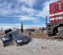 Lokomotif, hemzemin geçitte otomobile çarptı